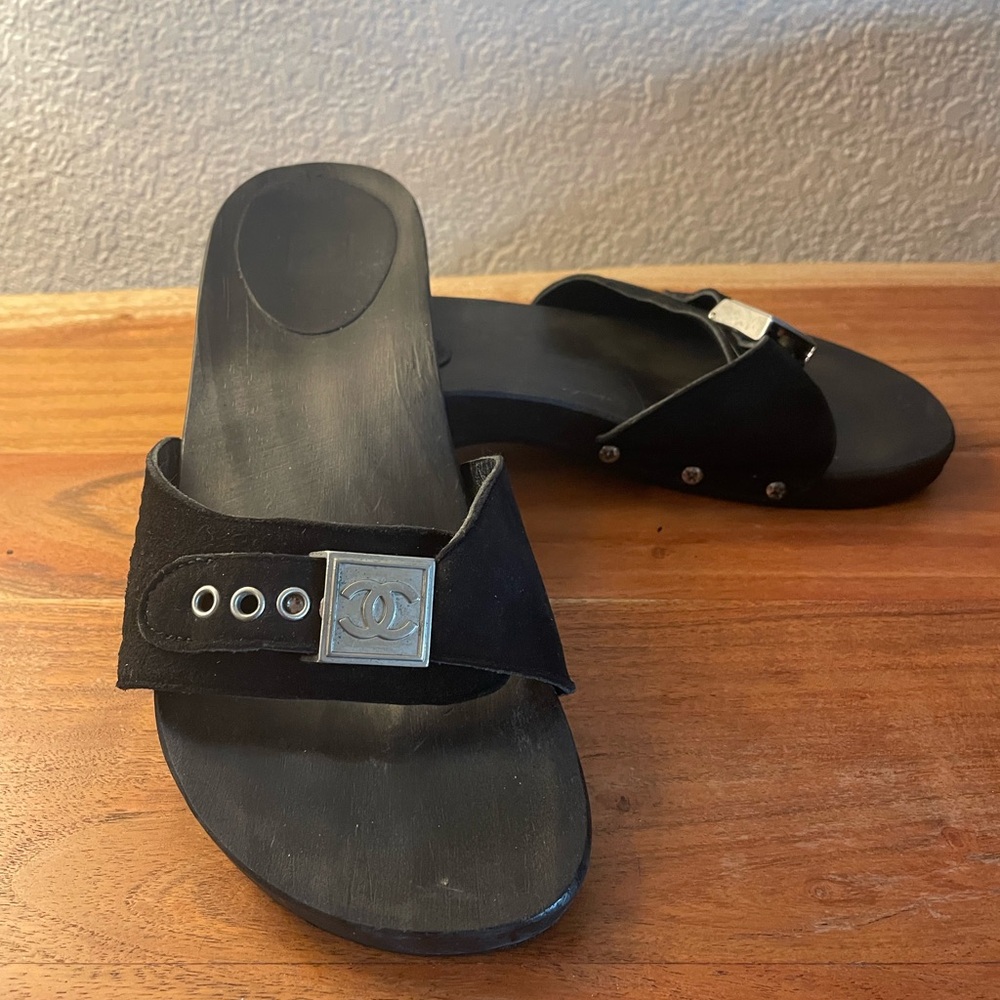 CHANEL Interlocking CC Logo Suede Slide Wood Clog Mule sandals size 37 Black.